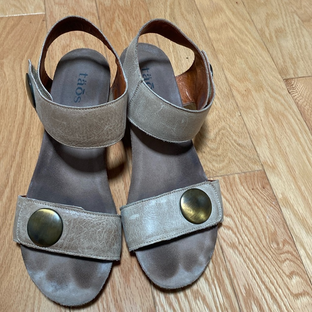 Taos carousel sandal size 42